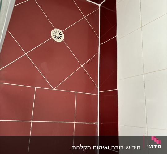 אריחים אדומים ולבנים עם ניקוז במקלחת